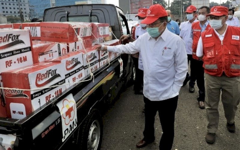 PELEPASAN. Ketua Umum PMI Pusat, Jusuf Kalla, saat melepas armada gunner dan logistik untuk Provinsi Jawa Tengah dan DKI Jakarta di Gudang Darurat PMI, Jl Gatot Subroto, Jakarta Selatan, Kamis (10/6/2021). foto: istimewa