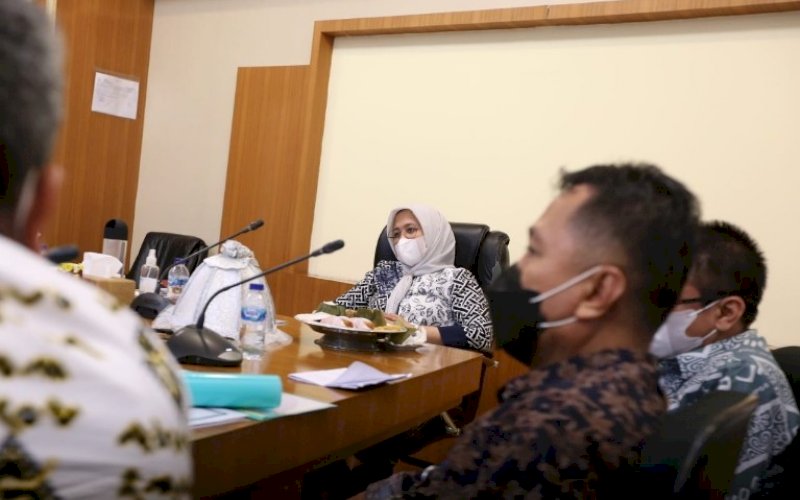 PIMPIN RAPAT. Wakil Wali Kota, Fatmawati Rusdi, memimpin rapat beserta SKPD membahas langkah Pemkot Makassar menindaklanjuti penyelesaian hasil temuan LHP Kota Makassar oleh BPK RI di Ruang Rapat Lantai 11 Menara Balai Kota Makassar, Kamis (10/6/2021). foto: humas pemkot makassar