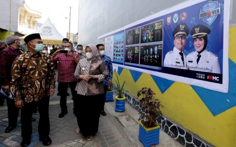 KUNJUNGAN. Wakil Wali Kota Makassar Fatmawati Rusdi mendampingi Menko PMK RI Muhadjir Effendy yang melakukan kunjungan kerja di Kantor Lurah Maricaya, Kecamatan Makassar, Kota Makassar di Jl Veteran, Jumat (11/6/2021). foto: humas pemkot makassar