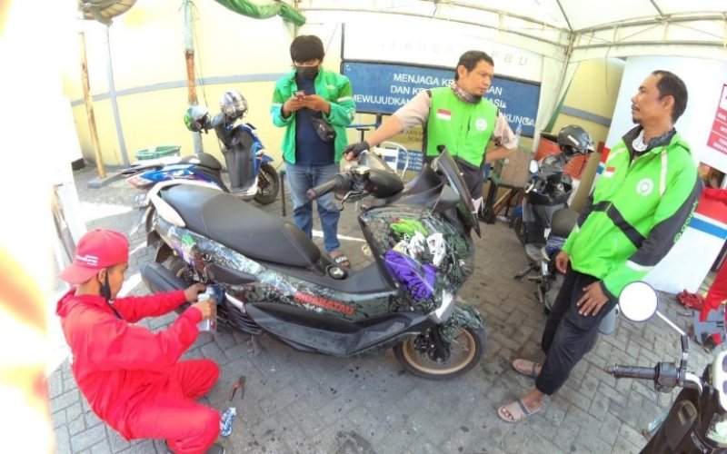 PROMO. Para tukang ojol memanfaatkan promo yang digelar PT Pertamina Lubricants bersama Enduro Express berupa layanan ganti oli secara gratis, Jumat (11/6/2021). foto: istimewa