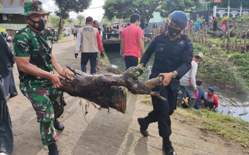 KERJA BAKTI. Personel Brimob Yon C Pelopor bersama Polsek Tanete Riattang, Koramil 1407-07/Bone, BPBD, Satpol PP, dan instansi terkait lingkup Pemkab Bone serta masyarakat melaksanakan kerja bakti gabungan lintas sektor di Kecamatan Tanete Riattang, Kabupaten Bone, Jumat (11/6/2021). foto: humas brimob bone