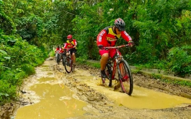 GOWES. Danyon C Pelopor Kompol Nur Ichsan memimpin tim gowes yang tergabung dalam Tenribetta Cycling Club (TCC) menyusuri perkampungan Palakka sampai Cabalu Kecamatan Tanete Riattang Barat, Kabupaten Bone, Sabtu (12/6/2021). foto: humas brimob bone