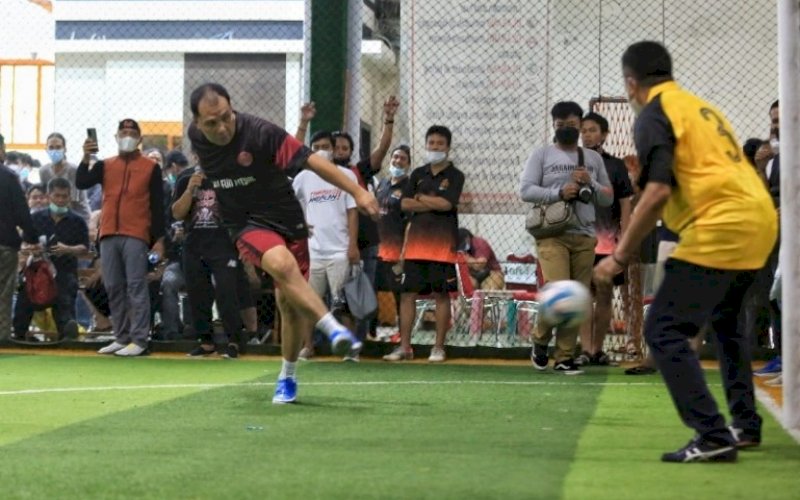 CETAK GOL. Wali Kota Makassar, Moh Ramdhan Pomanto, mencetak gol pada laga futsal alumni Teknik Unhas di Goro Arena, Jl Yusuf Dg Ngawing, Kota Makassar, Sabtu (12/6/2021). foto: humas pemkot makassar
