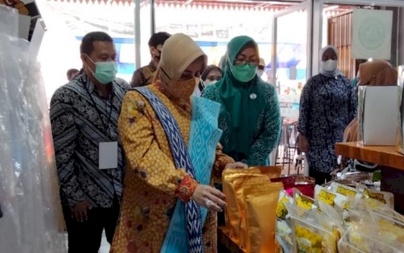 UMKM EXPO. Ketua TP PKK Kota Makassar, Indira Jusuf Ismail, mengunjungi stan usai membuka UMKM Biringkanaya Expo 2021 di Centra Mart, Jl Perintis Kemerdekaan, Kota Makassar, Sabtu (12/6/2021). foto: humas pemkot makassar