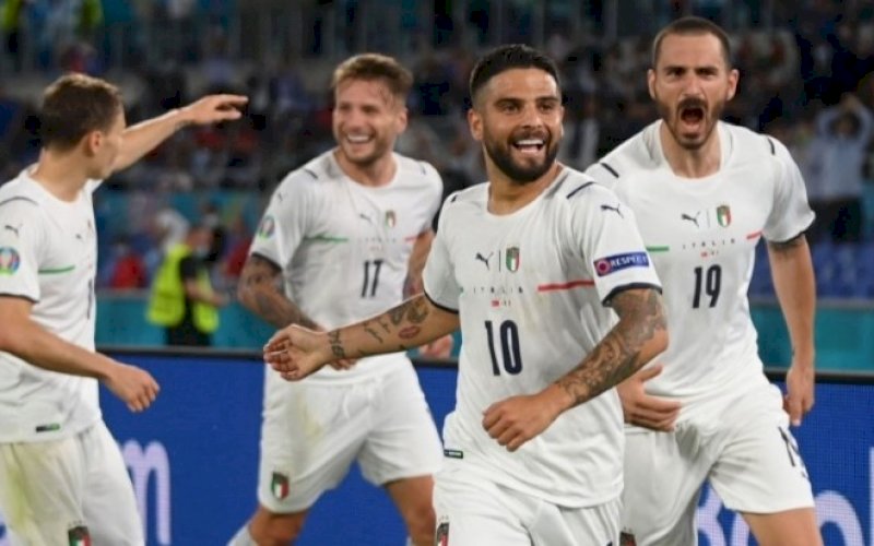 SELEBRASI. Pemain Italia, Lorenzo Insigne, bersama rekan-rekannya melakukan selebrasi usai mencetak salah satu gol kemenangan 3-0 atas Turki pada laga pembuka Piala Eropa, Sabtu (12/6/2021) dini hari WITA. foto: twitter @euro2020