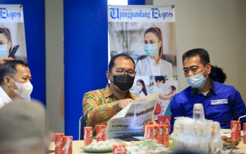 HUT UPEKS. Wali Kota Makassar Moh Ramdhan Pomanto (tengah) berdiskusi dengan Direktur Harian Ujungpandang Ekspres (Upeks) Buyung Maksum (kanan) pada acara perayaan HUT Upeks ke-21 di Kantor Graha Pena Makassar, Sabtu (12/6/2021). Tampak hadir Komisaris Upeks, Silahuddin Genda (kiri). foto: humas pemkot makassar