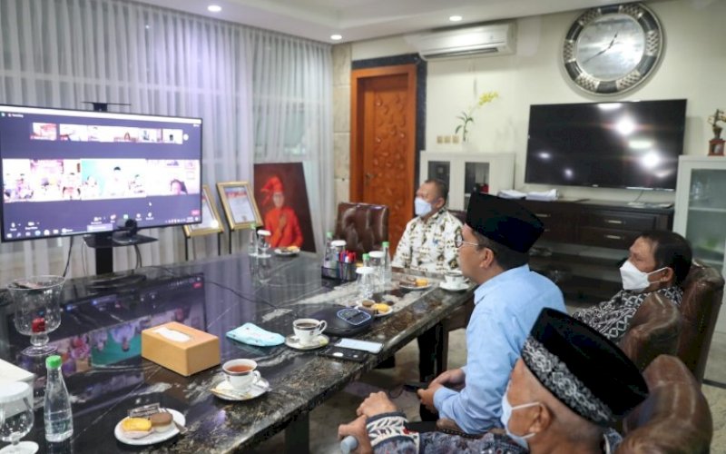HALALBIHALAL. Wali Kota Makassar, Moh Ramdhan Pomanto, menghadiri kegiatan Halalbihalal DPW Hikma Provinsi Sulsel secara virtual di kediaman pribadinya, Jl Amirullah, Makassar, Minggu (13/6/2021). foto: humas pemkot makassar