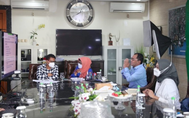 BAHAS PROGRAM. Wali Kota Makassar, Moh Ramdhan Pomanto, bersama Asosiasi Profesor Indonesia yang tergabung dalam Bro Prof membahas kelembagaan penerapan lorong wisata di kediaman pribadinya, Jl Amirullah, Makassar, Minggu (13/6/2021). foto: humas pemkot makassar