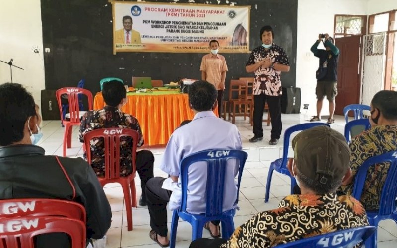 PKM UNM. Dosen Jurusan Pendidikan Teknik Elektro, Fakultas Teknik, UNM melakukan kegiatan melalui PKM di Aula SMA Negeri 4 Gowa, Jl Pendidikan Malino, Minggu (13/6/2021). foto: istimewa
