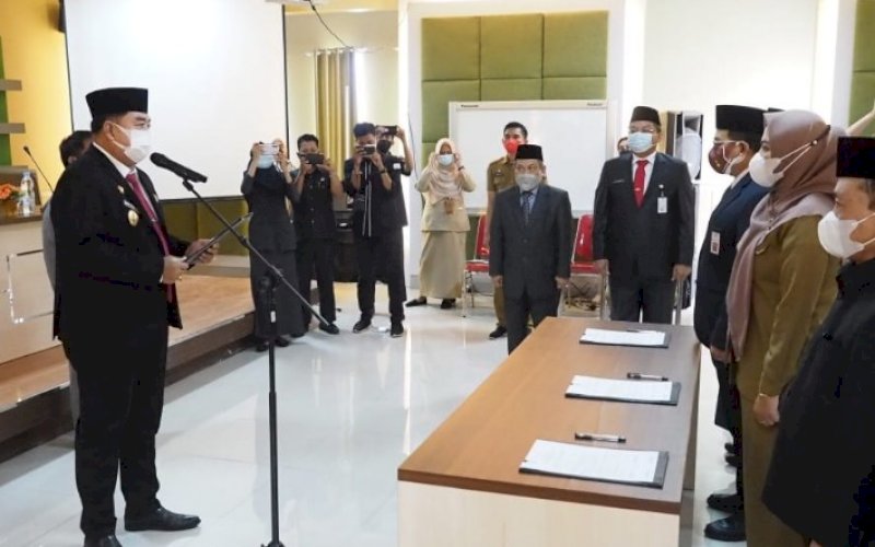 PELANTIKAN. Sekda Provinsi Sulsel, Abdul Hayat Gani, melantik 24 pejabat administrator dan pejabat pengawas di lingkup Dinas PKP2 Sulsel, Senin (14/6/2021). foto: humas pemprov sulsel