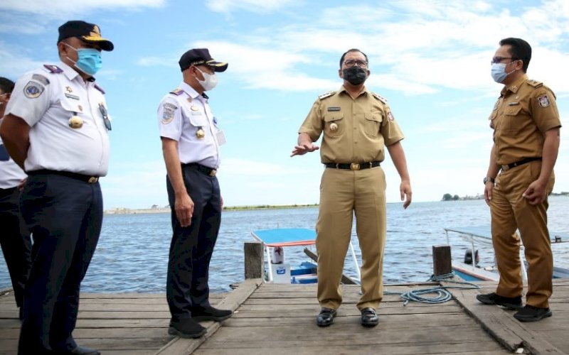 PENINJAUAN. Wali Kota Makassar Moh Ramdhan Pomanto bersama Kepala BPTD Wilayah XIX Kemenhub RI Suria Abdi meninjau Dermaga Kayu Bangkoa dan Dermaga Panyua di Jl Pasar Ikan, Kota Makassar, Senin (14/6/2021). foto: humas pemkot makassar