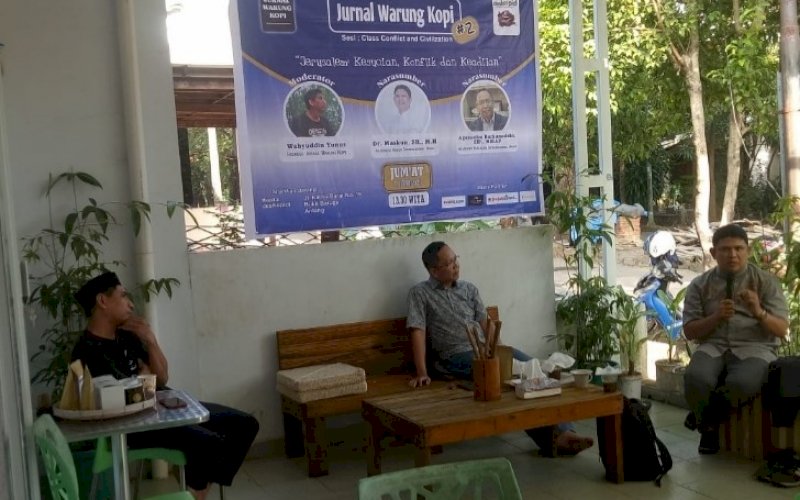 DISKUSI. Suasana diskusi Jurnal Warung Kopi dengan mengangkat tema 'Jerussalem: Kesucian, Konflik, dan Keadilan' di salah satu kedai di Bukit Baruga, Makassar, Jumat (11/6/2021) lalu. foto: istimewa