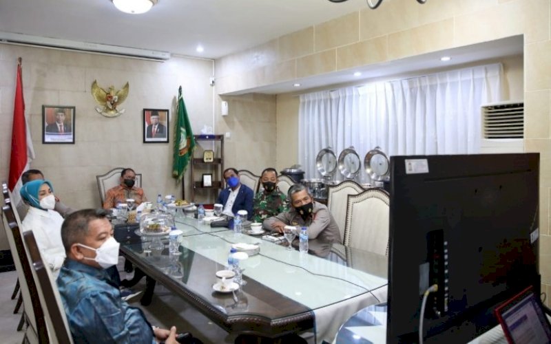RAKOR. Wali Kota Makassar, Moh Ramdhan Pomanto, bersama Forkopimda menghadiri rapat koordinasi yang dipimpin langsung Menteri Koodinator Bidang Perekonomian Airlangga Hartarto secara virtual bertempat di Rumah Jabatan Wali Kota Makassar, Senin (14/6/2021) malam. foto: humas pemkot makassar