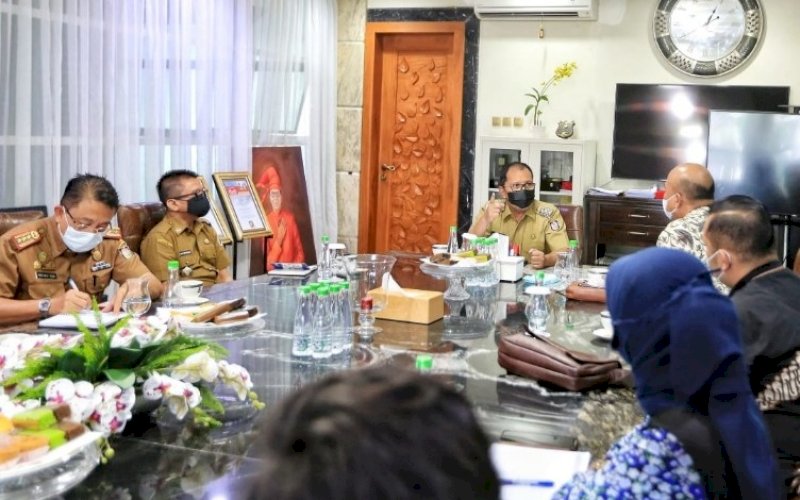 SILATURAHMI. Wali Kota Makassar Moh Ramdhan Pomanto menerima kunjungan silaturahmi Ketua KPPU Wilayah VI Hilman Pujana yang bertandang ke kediamannya, Jl Amirullah, Kota Makassar, Selasa (15/6/2021). foto: humas pemkot makassar