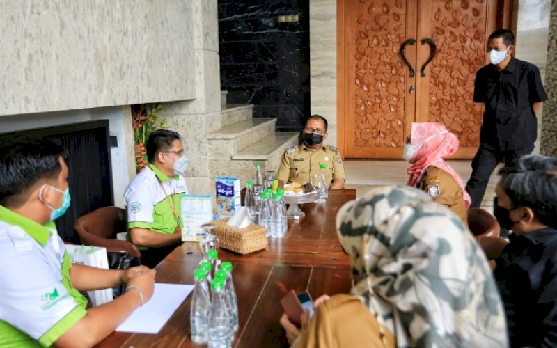 KUNJUNGAN. Wali Kota Makassar, Moh Ramdhan Pomanto, menerima kunjungan PT Kalbe Farma Tbk Makassar di kediaman pribadinya, Jl Amirullah, Kota Makassar, Selasa (15/6/2021). foto: humas pemkot makassar