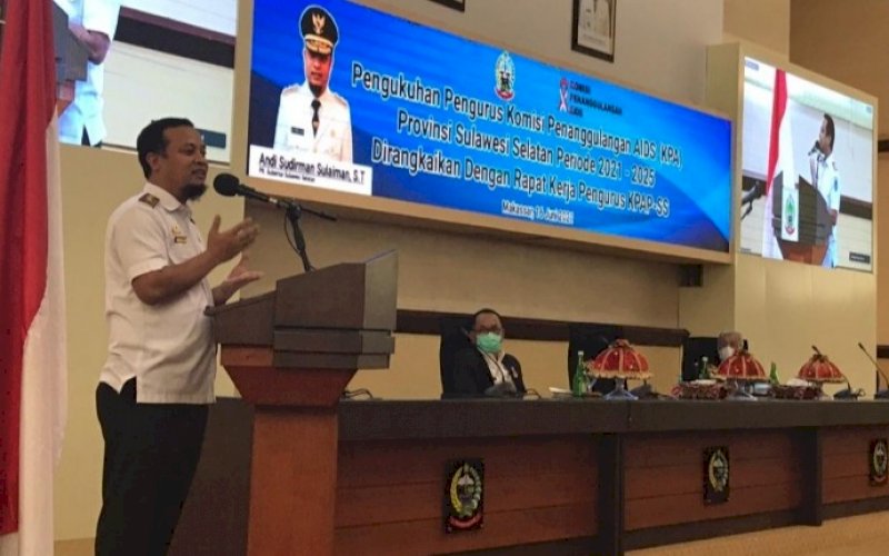 ARAHAN. Plt Gubernur Sulsel, Andi Sudirman Sulaiman, memberikan pengarahan pada saat mengukuhkan pengurus Komisi Penanggulangan AIDS (KPA) Provinsi Sulsel Periode 2021-2025 di Ruang Rapat Pimpinan Kantor Gubernur Sulsel, Rabu (16/6/2021). foto: humas pemprov sulsel