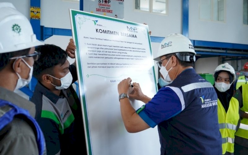 KOMITMEN BERSAMA. General Manager Pelindo IV Cabang MNP, Edy Djoni Markus Nursewan, menandatangani Maklumat Pelayanan dan Komitmen Bersama Anti Pungli, Rabu (16/6/2021). foto: humas pelindo IV