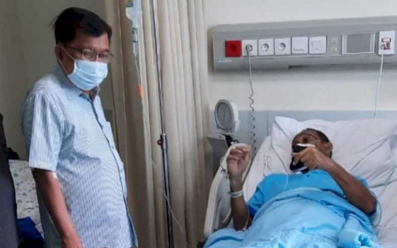 MENJENGUK. Wakil Presiden Republik Indonesia ke-10 dan 12 HM Jusuf Kalla menjenguk politisi senior PAN asal Sulsel Abdul Hadi Djamal di RSCM Kencana Jakarta, Rabu (16/6/2021). foto: istimewa