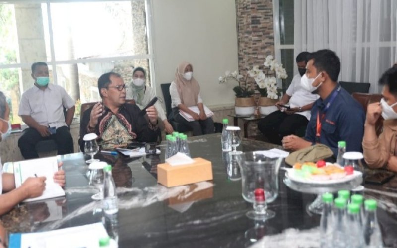 BAHASA SAMPAH. Wali Kota Makassar Moh Ramdhan Pomanto menerima kunjungan DPD APSI Sulawesi di kediaman pribadinya, Rabu (16/6/2021). foto: humas pemkot makassar