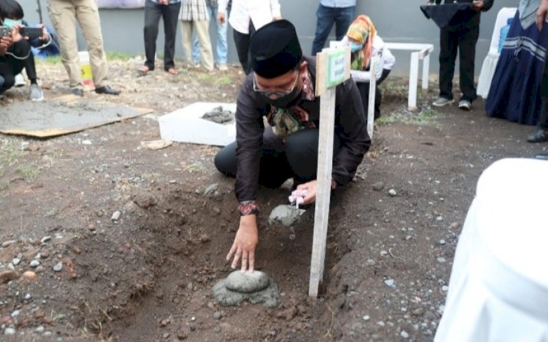 PELETAKAN BATU. Wali Kota Makassar, Moh Ramdhan Pomanto, melakukan peletakan batu pertama pembangunan Masjid Nisnawanty di Kompleks Perumahan D'Onyx Antang, Manggala, Makassar, Rabu (16/6/2021). foto: humas pemkot makasssar