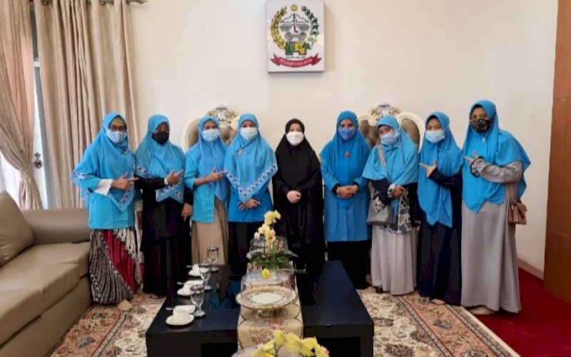 SILATURAHMI. Ketua Bidang Perempuan Gelora Sulsel Yaumil Jannah bersama rombongan silaturahmi dengan Plt Ketua TP PKK Sulsel Naoemi Octarina di Rumah Jabatan Wakil Gubernur Sulsel, Jl Yusuf Dg Ngawing, Kota Makassar, Rabu (16/6/2021). foto: humas gelora sulsel