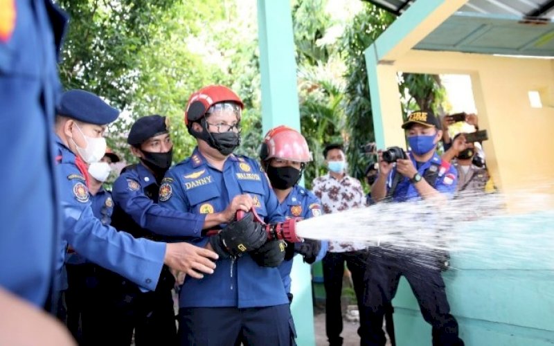 PENYEMPROTAN. Wali Kota Makassar, Moh Ramdhan Pomanto, turun langsung melakukan penyemprotan disinfektan di salah satu sekolah di Makassar, Kamis (17/6/2021). foto: humas pemkot makassar&nbsp;
