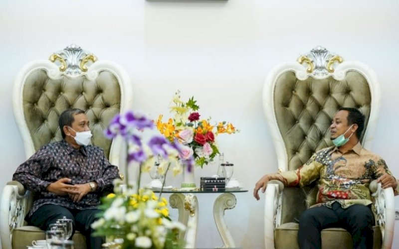 SILATURAHMI. Plt Gubernur Sulsel Andi Sudirman Sulaiman menerima kunjungan silaturahmi Bupati Wajo Amran Mahmud di Rujab Wagub Sulsel, Rabu (16/6/2021). foto: humas pemprov sulsel