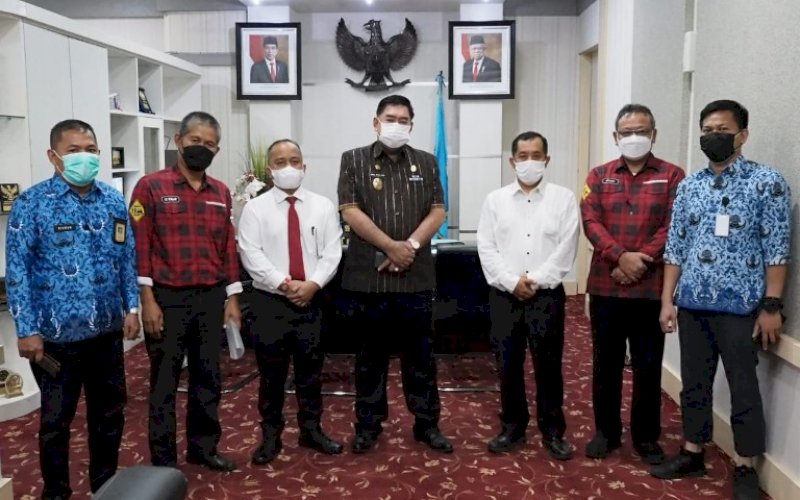 AUDIENSI. Panitia JPS SLIM saat menemui Sekda Provinsi Sulsel, Abdul Hayat Gani, Kamis (17/6/2021). foto: humas pemprov sulsel