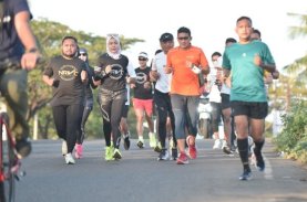 Sandiaga Uno Berlari Jelajahi Makassar Bersama NRVC