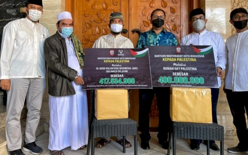 PENYERAHAN. Wali Kota Makassar, Moh Ramdhan Pomanto, menyerahkan donasi yang terkumpul kepada yayasan yang bersentuhan langsung dengan masyarakat Palestina di kediaman pribadinya di Jl Amirullah, Kota Makassar, Jumat (18/6/2021). foto: humas pemkot makassar