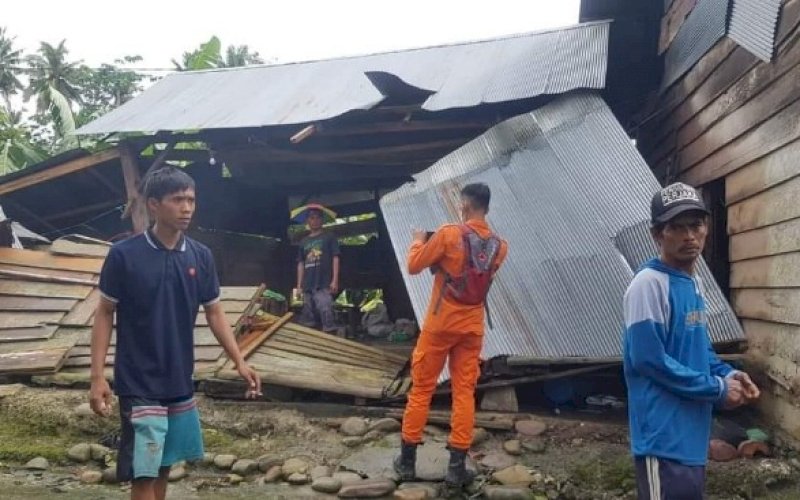 TIM BANTUAN. Tim BPBD maupun Dinas Sosial Provinsi Sulsel turun membantu korban angin puting beliung yang terjadi di Desa Sukaraya, Kecamatan Bone-bone, Kabupaten Luwu Utara. foto: humas pemprov sulsel