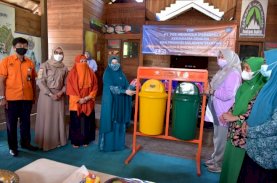 PKK Sulsel Gandeng Pos Indonesia Siapkan Tong Sampah di Rammang-rammang