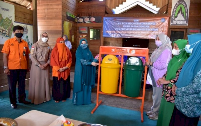 TONG SAMPAH. Tim Penggerak PKK Sulsel kerja sama dengan PT Pos Indonesia menyiapkan tong sampah organik dan non organik di obyek wisata Rammang-rammang, Kabupaten Maros yang diserahkan kepada pemerintah setempat, Jumat (18/6/2021). foto: humas pemprov sulsel
