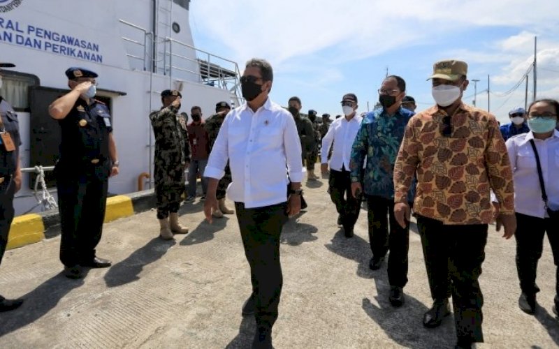KUNJUNGAN. Menteri KKP Sakti Wahyu Trenggono didampingi Plt Gubernur Sulsel Andi Sudirman Sulaiman dan Wali Kota Makassar Moh Ramdhan Pomanto mengunjungi Pelabuhan Untia di Kecamatan Biringkanaya, Kota Makassar, Jumat (18/6/2021). foto: humas pemkot makassar