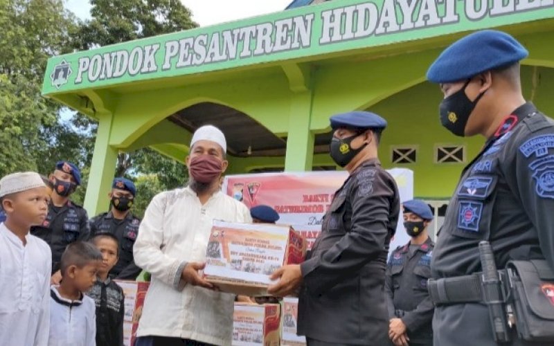 BANTUAN. Batalyon C Pelopor Satbrimob Polda Sulsel menyalurkan bantuan ke Panti Asuhan Yayasan Al-Fath Watampone, Kelurahan Panyula, Kecamatan Tanete Riattang Timur, Kabupaten Bone, Jumat (18/6/2021). foto: brimob bone