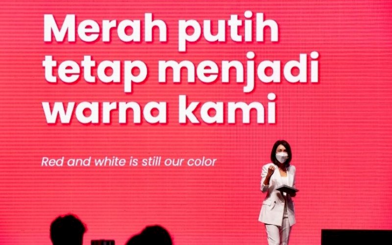 LOGO BARU. Direktur Marketing Telkomsel, Rachel Goh, menyampaikan filosofi hadirnya desain logo baru Telkomsel yang terinspirasi dari pola batik sebagai budaya Indonesia dan selalu relevan di setiap fase kehidupan. foto: humas telkomsel