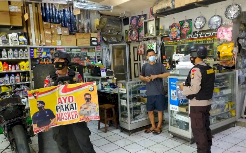 SOSIALISASI. Personel Batalyon C Pelopor Satbrimob Polda Sulsel melakukan sosialisasi penerapan protokol kesehatan Covid-19 di Kabupaten Bone, Sabtu (19/6/2021). foto: humas brimob bone