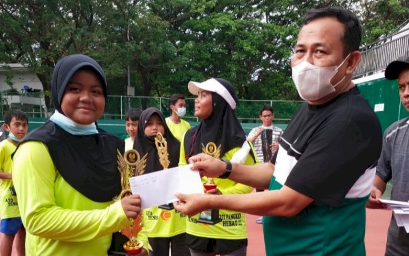 JUARA. Ketua Pelti Kabupaten Pangkep, Silahuddin Genda, menyerahkan hadiah kepada salah satu petenis junior Pelti Pangkep yang mendominasi medali di Kejurnas Tenis TDP Piala Ketua Umum Pelti Kota Makassar 2021 di Lapangan Tenis Karebosi yang ditutup, Sabtu (19/6/2021). foto: humas pelti pangkep