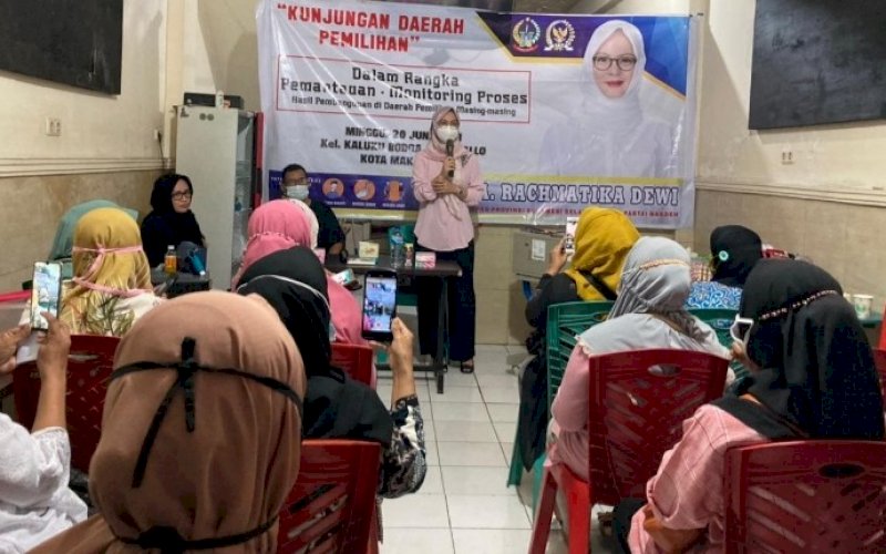 KUNJUNGAN DAPIL. Anggota DPRD Sulsel, Andi Rachmatika Dewi, menggelar tatap muka dengan konstituen dalam agenda kunjungan dapil di Kelurahan Kaluku Bodoa, Kecamatan Tallo, Kota Makassar, Minggu (20/6/2021). foto: istimewa
