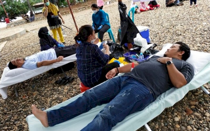 DONOR DARAH. Peserta donor darah pada acara yang digelar kolaborasi antara komunitas di Pantai Molino, Sorowako, Luwu Timur, Minggu (20/6/2021). foto: istimewa