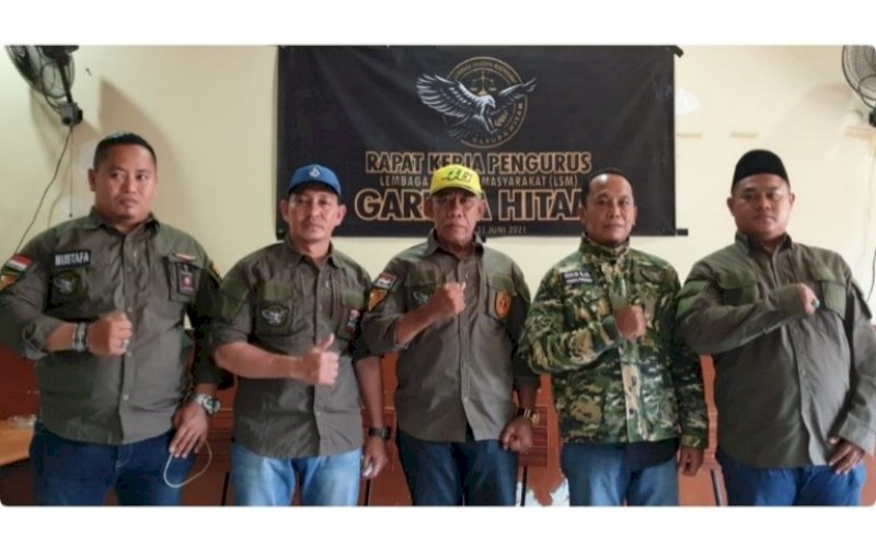 RAPAT KERJA. LSM Garuda Hitam melaksanakan kegiatan Rapat Kerja (Raker) di Sekretariat LSM Garuda Hitam di Jl Boulevard, Kota Makassar, Senin (21/6/2021). foto: istimewa