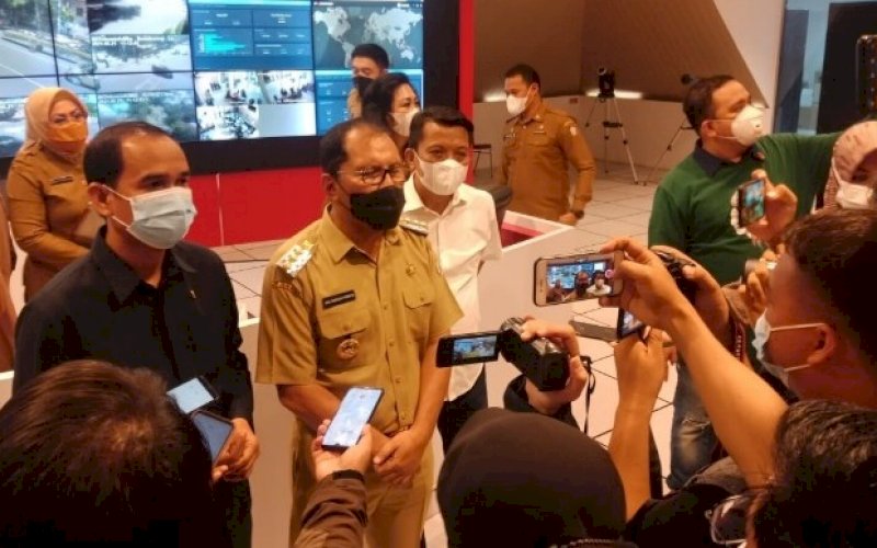 BERI KETERANGAN. Wali Kota Makassar Moh Ramdhan Pomanto (tengah) didampingi Ketua DPRD Makassar Rudianto Lallo (kiri) memberikan mengenai sistem yang digunakan dalam PPDB 2021 di War Room Kantor Balaikota Makassar, Senin (21/6/2021). foto: humas pemkot makassar