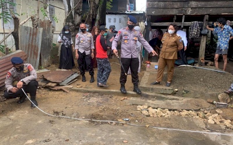 BEDAH RUMAH. Danyon C Pelopor Satbrimob Polda Sulsel Kompol Nur Ichsan, turun langsung memimpin bedah rumah Lingkungan Lalebata, Kelurahan Bukaka, Kecamatan Tanete Riattang, Kabupaten Bone, Senin (21/6/2021). foto: istimewa