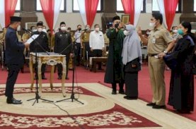 Lantik 77 ASN, Plt Gubernur Sulsel Ingatkan Pentingnya Loyalitas