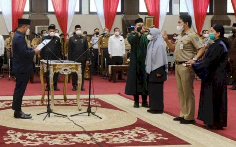 PELANTIKAN. Plt Gubernur Sulsel, Andi Sudirman Sulaiman, melakukan Pengambilan Sumpah/Janji dan Pelantikan Jabatan Struktural Pemerintah Provinsi Sulawesi Selatan di Ruang Pola Kantor Gubernur Sulsel, Senin (21/6/2021). foto: humas pemprov sulsel