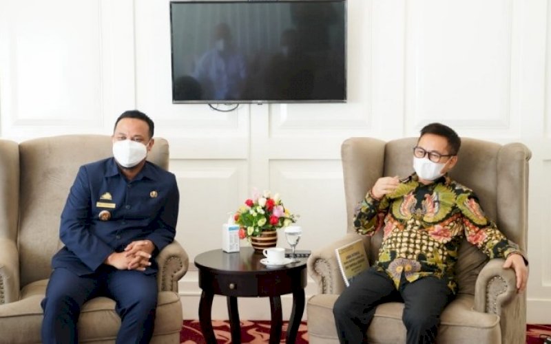 PERTEMUAN. Stafsus Wapres RI Ma'ruf Amin Sukriansyah S Latief menemui Pelaksana Tugas (Plt) Gubernur Sulsel Andi Sudirman di Baruga Lounge Kantor Gubernur Sulsel, Senin (21/6/2021). foto: istimewa