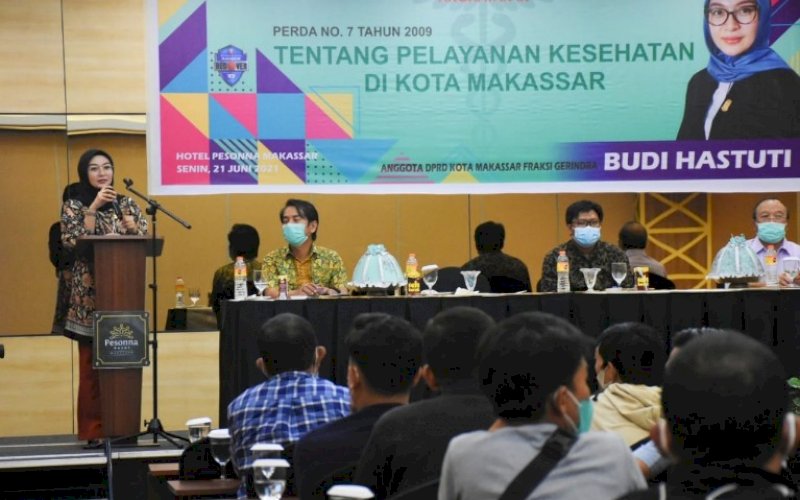 SOSIALISASI PERDA. Anggota DPRD Kota Makassar, Budi Hastuti, menggelar sosialisasi Peraturan Daerah (Perda) Kota Makassar nomor 7 tahun 2009 tentang Pelayanan Kesehatan di Hotel Pesonna, Senin (21/6/2021). foto: humas dprd makassar