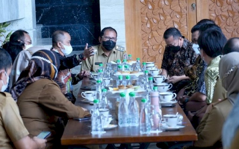 SILATURAHMI. Makassar Cycling Club (MCC) audiensi dan silaturahmi dengan Wali Kota Makassar, Moh Ramdhan Pomanto di kediaman pribadinya, Selasa (22/6/2021). foto: humas mcc