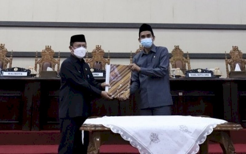 PENGESAHAN. Ketua DPRD Makassar, Rudianto Lallo (kanan), saat pengesahan Ranperda Parkir menjadi perda pada rapat paripurna di Ruang Rapat Paripurna DPRD Makassar, Selasa (22/6/2021). foto: humas dprd makassar