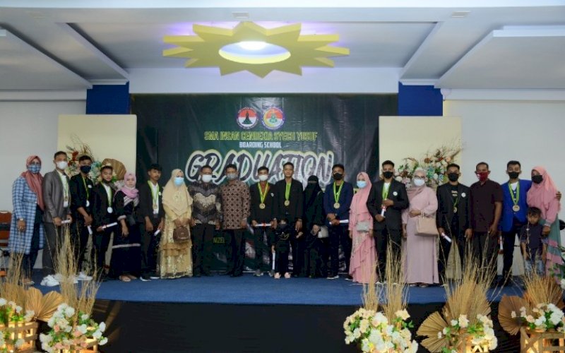WISUDA. Salah satu momen wisuda SMA Insan Cendekia Syech Yusuf (ICSY) Kabupaten Gowa mengikuti wisuda di Gedung Aula Sang Surya Pusdiklat Unismuh Makassar, Minggu (20/6/2021). foto: humas icsy